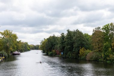 Nehirde kürek çekme müsabakaları Spree