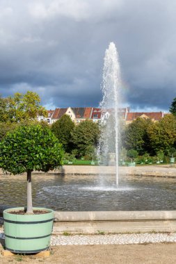 Charlottenburg 'un saray bahçesinde yürüyorum.