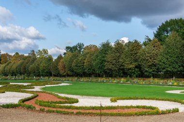 Charlottenburg 'un saray bahçesinde yürüyorum.