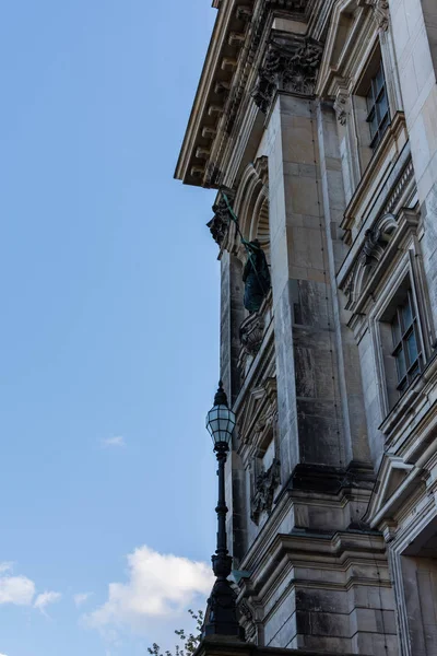 Widok na berlińską katedrę od Sprewy — Zdjęcie stockowe