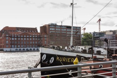 Nehir kıyısında yürü Spree