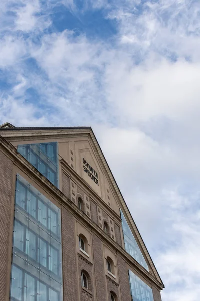 Nehir kıyısında yürü Spree