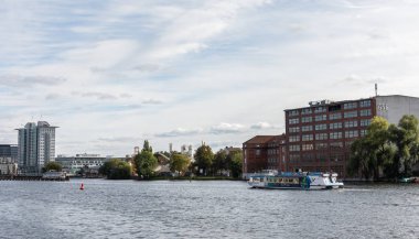 Nehir kıyısında yürü Spree