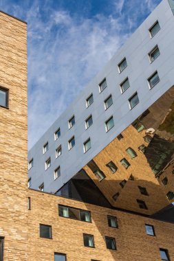 Nehir kıyısında yürü Spree