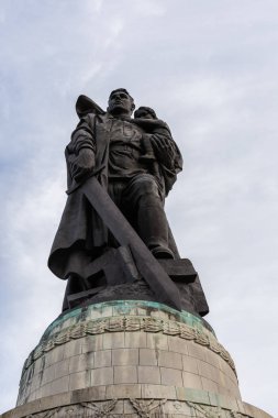 Sovyet Savaş Anıtı, Treptower Parkı