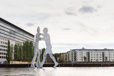 Nehir kıyısında yürü Spree