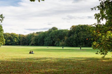 İnsanlar Treptower Parkı 'nda rahatlar.