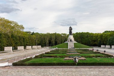 Sovyet Savaş Anıtı, Treptower Parkı