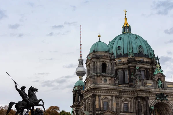 Blick auf das berliner dom — Stockfoto