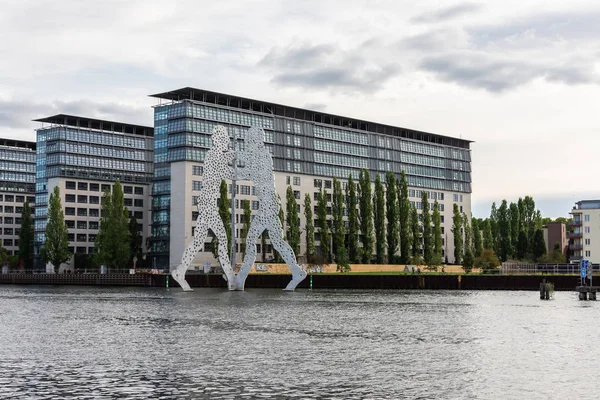 Walk along the waterfront of the river Spree — Stock Photo, Image