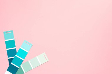 Resim için palet seçimi, pembe arka planda örnek renk kataloğu, pembe ve yeşil renklerin farklı tonları