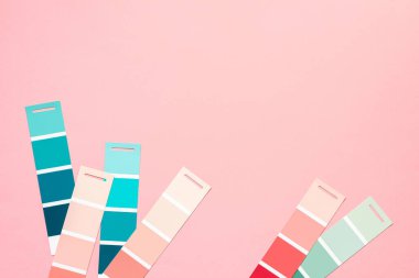 Resim için palet seçimi, pembe arka planda örnek renk kataloğu, pembe ve yeşil renklerin farklı tonları