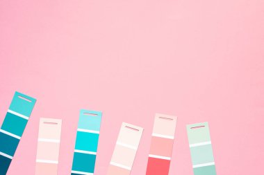 Resim için palet seçimi, pembe arka planda örnek renk kataloğu, pembe ve yeşil renklerin farklı tonları