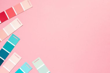 Resim için palet seçimi, pembe arka planda örnek renk kataloğu, pembe ve yeşil renklerin farklı tonları