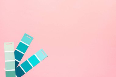 Resim için palet seçimi, pembe arka planda örnek renk kataloğu, pembe ve yeşil renklerin farklı tonları