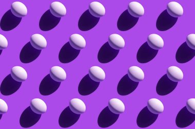 Beyaz yumurtaları menekşe arkaplanda sert bir gölgeyle tekrarlamak, pop sanatında paskalya arkaplanı