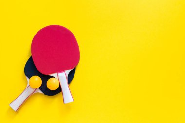 Kırmızı ve siyah tenis pinpon raketleri izole edilmiş.