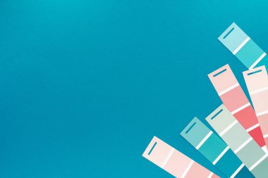 Boya için palet seçimi, turkuaz yeşil zemin üzerinde örnek renk kataloğu, pembe ve yeşil renklerin farklı tonları