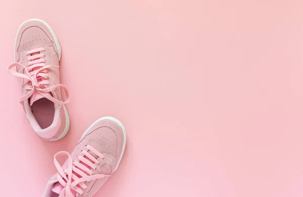 Pinkfarbene Nubuk Turnschuhe Isoliert Auf Rosa Hintergrund Saisonschuhe Für Spaziergänge — Stockfoto