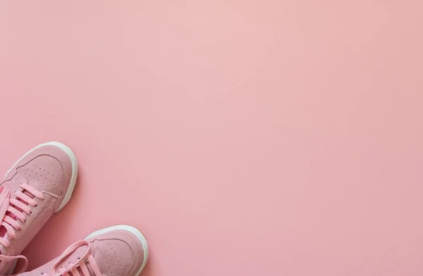 Pinkfarbene Nubuk Turnschuhe Isoliert Auf Rosa Hintergrund Saisonschuhe Für Spaziergänge — Stockfoto
