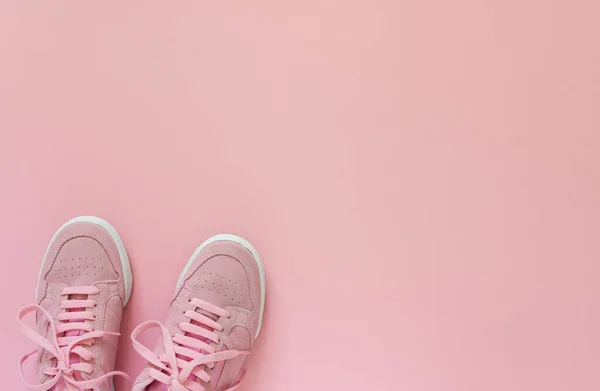 Pinkfarbene Turnschuhe auf rosa Hintergrund — Stockfoto