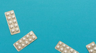 Mavi arka planda haplı kabarcık paketleri