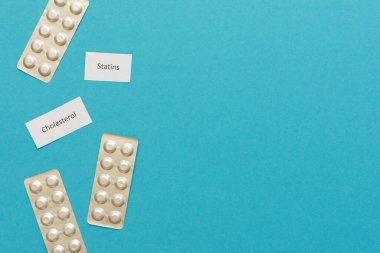 Mavi arkaplan üzerindeki statin tabletleri