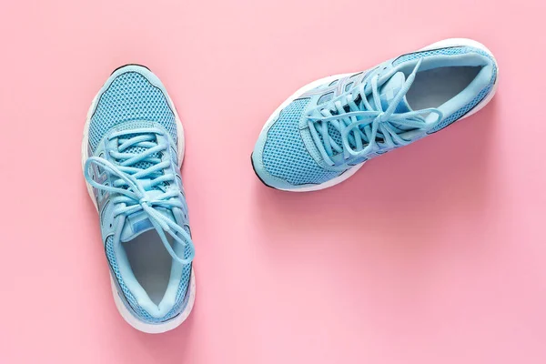 Blaue Turnschuhe Isoliert Auf Rosa Hintergrund Saisonschuhe Für Spaziergänge Und — Stockfoto