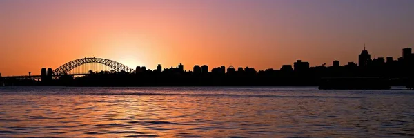 Narancssárga naplemente. Sydney Skyline. — Stock Fotó