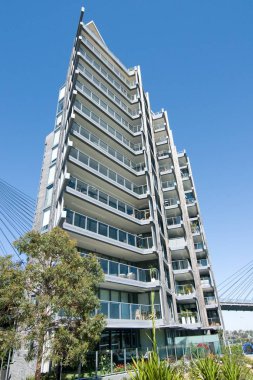 Sydney Skyscraper parlak mavi gökyüzü ile