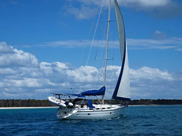 Vela de agua azul tropical cerca de la isla Fraser , — Foto de Stock