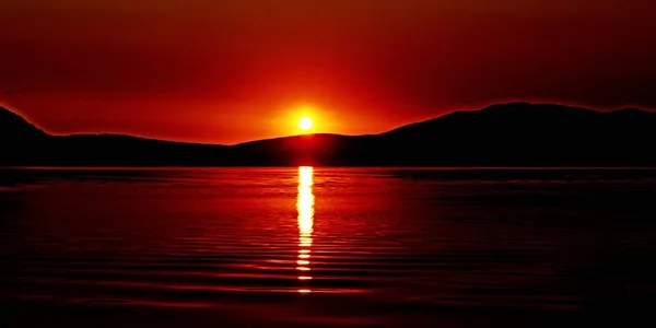 Ohromující krajina crimson sunrise s odrazy vody. — Stock fotografie