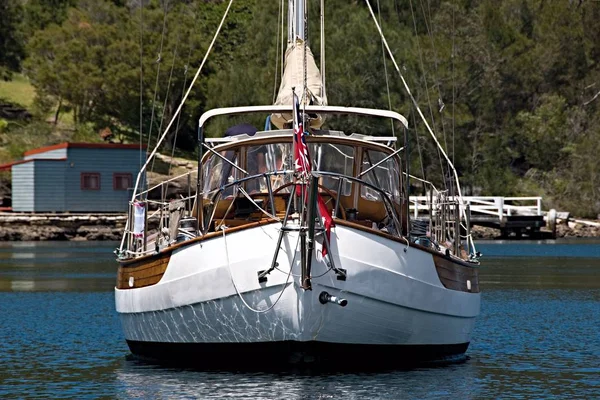 Un yate de vela oceánica bien preparado amarrado en un puerto seguro . — Foto de Stock