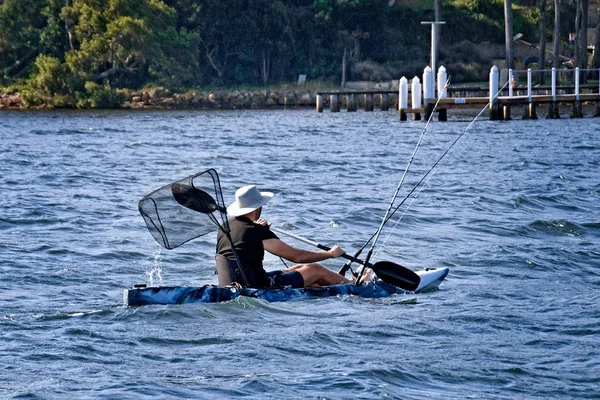 Bir kayık balıkçılık.
