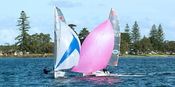Lake Macquarie, Australien - April 17th 2013: Kombinerad High School Sailing Championships. — Stockfoto