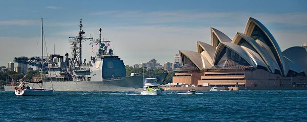 SYDNEY, AUSTRALIA - 6 de octubre. 2013: Barcos de guerra en las celebraciones del Centenario de la Armada Australiana . — Foto de Stock