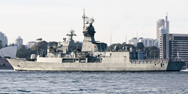 Sydney, Avustralya - 5 Ekim. 2013: savaş gemileri, Avustralya Deniz Kuvvetleri yüzüncü yıl kutlamaları.