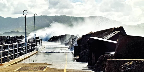 Mer énorme brisant sur le brise-lames de Coffs Harbour Marina . — Photo