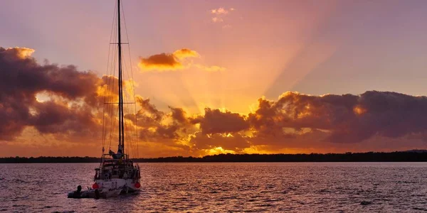 Crepuscular ışınları gündoğumu deniz manzarası.