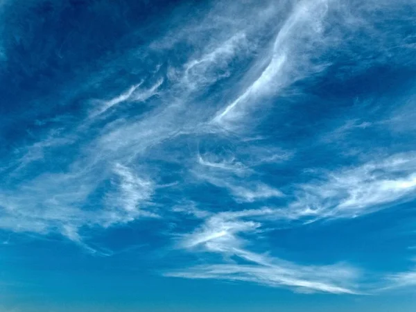 ウィスピー ワイト巻雲。場合、プリント プレゼント — ストック写真