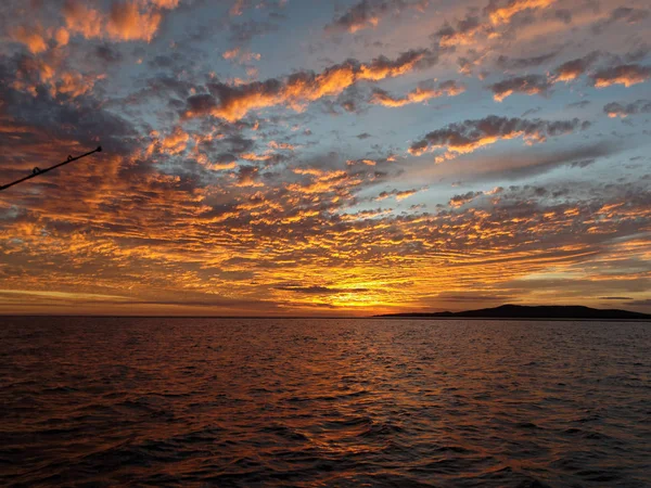 Vibrierende orange gefärbte bewölkte Sonnenuntergang Meereslandschaft. Küstenaustralien — Stockfoto