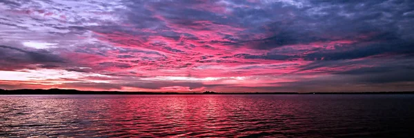 Beleza rosa uma paisagem marinha de nascer do sol costeira. Austrália . — Fotografia de Stock
