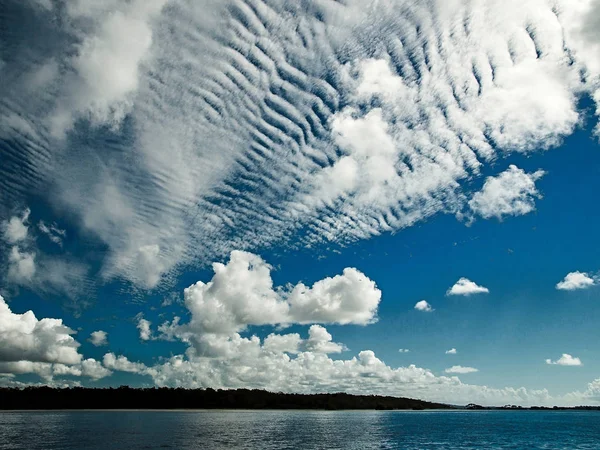 青空海岸ビューで壮大な白い雲。オーストラリア. — ストック写真