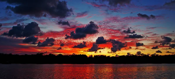 Crimson and Charcoal dramatic ocean sunrise seascape. — Stock Photo, Image