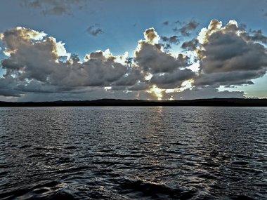 Beyaz ve mavi kıyı gündoğumu deniz manzarası doğa renkli.