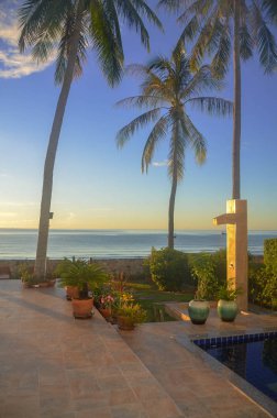 Huay Yang 'da palmiye ağaçları ile tropik egzotik gündoğumu deniz manzarası
