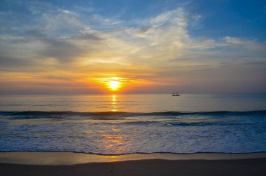 Tropik egzotik gün doğumu deniz manzarası ve okyanus suyu yansıması 