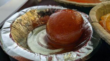 Taze pişmiş Lalmohan yaprak tabağında servis edilir.