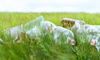 Kirlilik sorunu. Yakın plan kullanılmış plastik çim üzerinde yatıyordu.