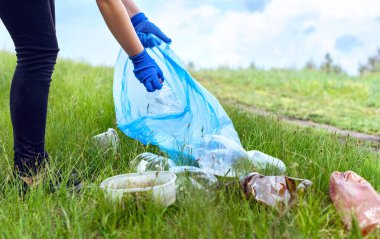 Çevreciler güneşli bir günde çöp topluyor. Çevresel farkındalık.